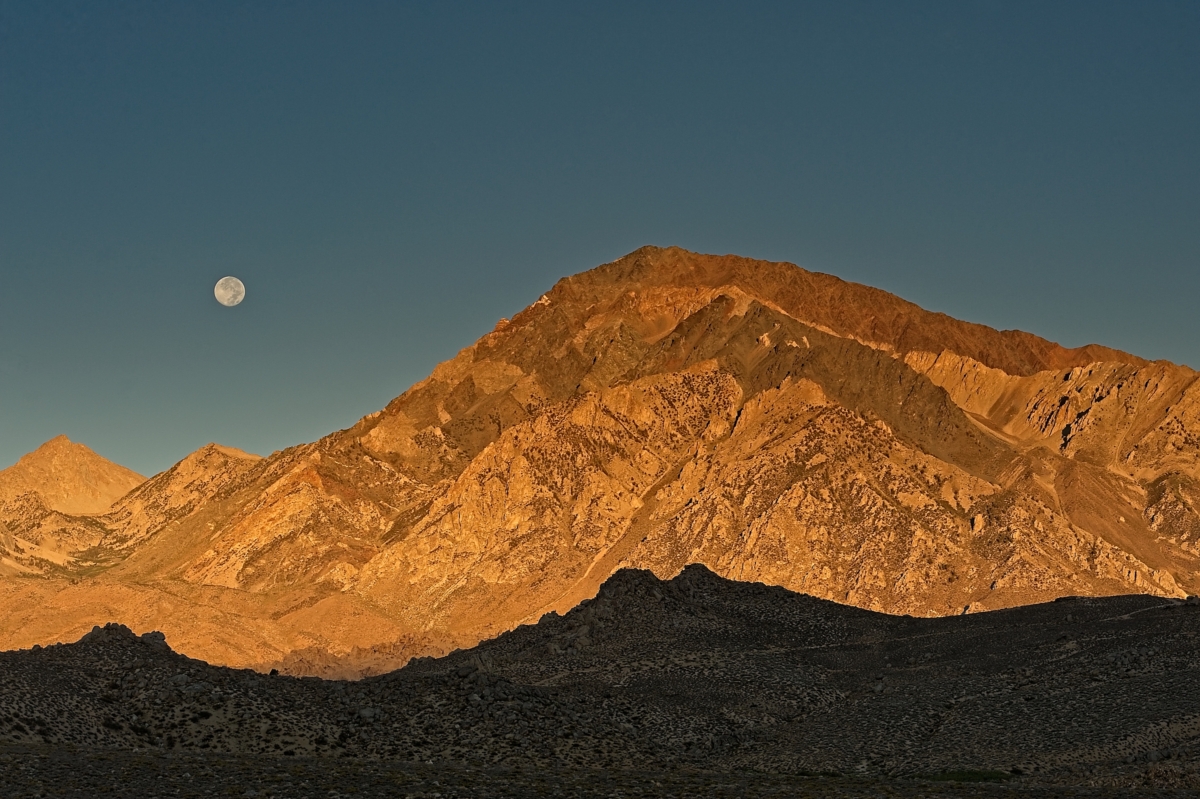 View 2. The east face of Mount Tom displays a diverse assemblage of metamorphic and granitic rock, from Tungsten Hills.